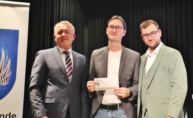 Bgm. Manfred Komericky und GR Stephan Scheifinger mit Arno Reinhofer | Foto: Edith Ertl