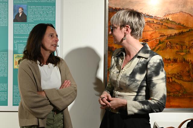 Oberndorfs Kulturreferentin Alexandra Wieser (li) im Gespräch mit Mareike Fürpaß von der Agentur "die wilden Kaiser"   | Foto: Monika Pletzer