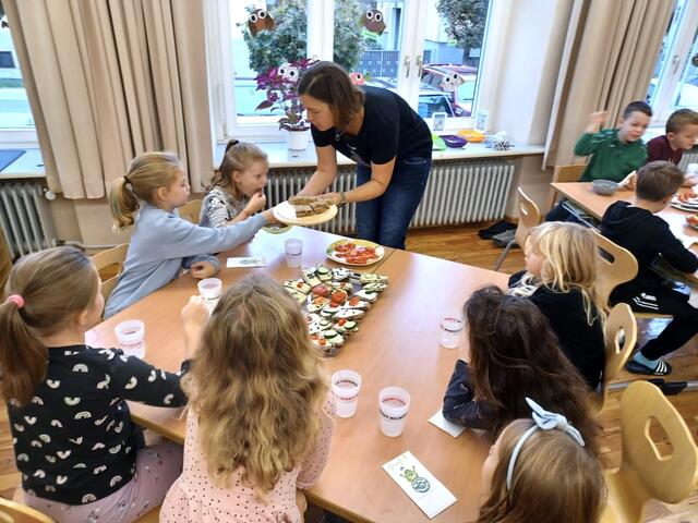 An der Volkschule Pöllau Grazerstraße führten lokale Bäuerinnen die Kinder auf spielerisch-kulinarische Weise auf einen Weg zu einem Wertschätzenden Umgang für gesunde, regional produzierte Lebensmittel. | Foto: LK Hartberg-Fürstenfeld