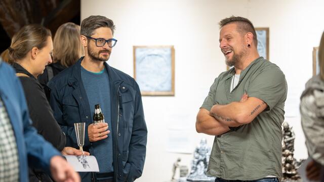 Der Feldkircher Künstler Daniel Nachbaur (rechts) im Gespräch mit Vernissagebesuchern. | Foto: Richard Mayer