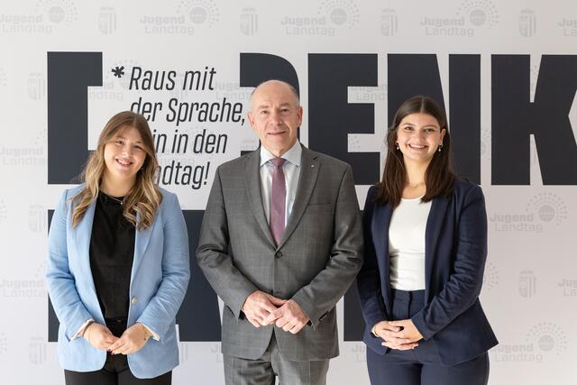 Landtagspräsident Max Hiegelsberger, AHS-Landesschulsprecherin Sophie Helm (re.) und BMHS-Landesschulsprecherin Katharina Pillinger präsentieren den Oberösterreichischen Jugendlandtag.  | Foto: Land OÖ/Margot Haag
