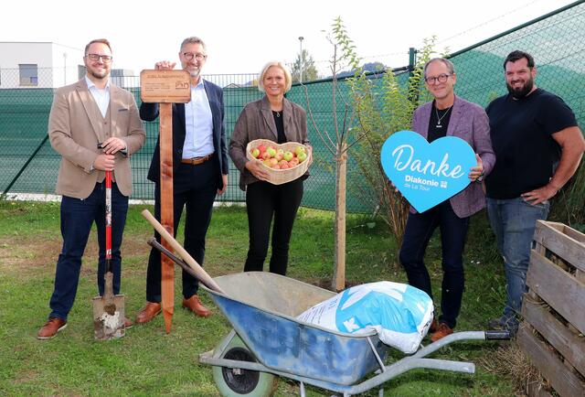 Stefan Sabitzer, Walter Pansi, Susanne Prentner-Vitek, Gerhard Schreilechner und Gärtnermeister Georg Novak bei der Baumpflanzung. | Foto: Schusser