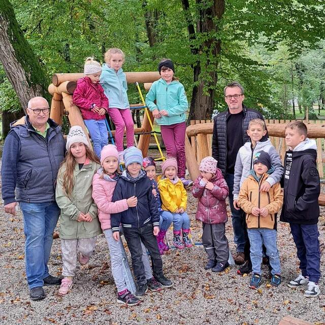 GGR Josef Motusz und Bgm. Hans-Jürgen Resel mit den ersten Besuchern des neuen Spielplatzes im Schlosspark. | Foto: Marktgemeinde St. Leonhard am Forst