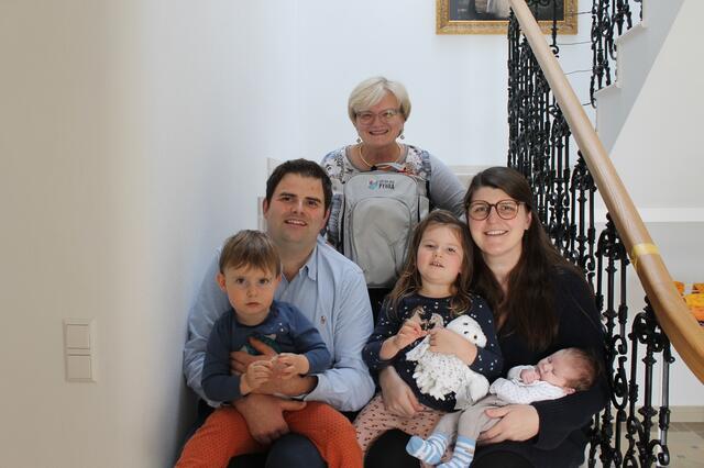 1. Reihe: Vzbgm. Erika Zeh
2. Reihe: Florian Hirn mit Sohn Alois und Cornelia Hirn mit Töchtern Mathilda und Linda | Foto: Marktgemeinde Pyhra