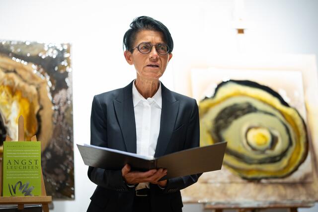 Kriemhilde Tschallener wusste das Ausstellungsthema literarisch aufzugreifen. | Foto:  Richard Mayer