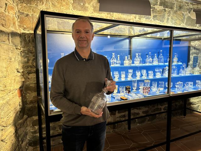 Archäologe Andreas Bernhard vor der Vitrine mit historischem Koralmglas. | Foto: Susanne Veronik