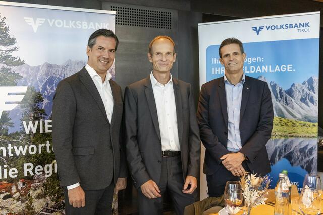 Den Anfang machte der Anlage-Gipfel Patscherkofel – Stefan Posch (Volksbank Bereichsdirektor Vertrieb), Jürgen Hackenberg (Union Investment), Mario Zangerl (Volksbank Regionaldirektor Innsbruck-Innsbruck Land) (v.l.) | Foto: Die Fotografen