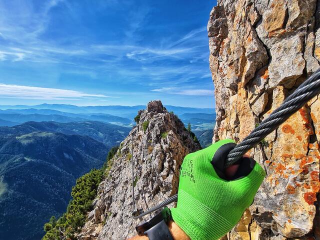 Am Klettern beim Grete-Klinger-Steig mit Blick zurück in Richtung Trofaiach. | Foto: Christian Hahn