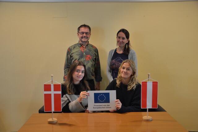 Emilie und Sarah von der Handelsskole Frederikshavn mit Birgit Reuille-Rompré und Helmut Hutter | Foto: HAK Waidhofen