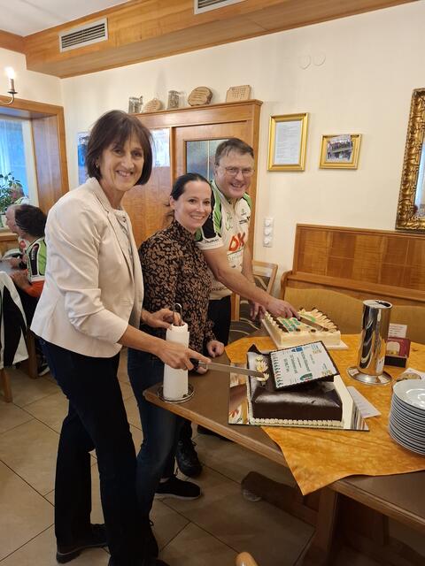 Bürgermeisterin Brigitte Thallauer (St. Margarethen), GGR Birgit Haydn (Hürm), URC-Präsident Pfarrer Franz Xaver Hell

Bürgermeisterin Brigitte Thallauer (St. Margarethen), Geschäftsführende Gemeinderätin Birgit Haydn (Hürm) und URC-Präsident Pfarrer Franz Xaver Hell schnitten die gegenseitigen Gastgeschenke – zwei köstliche und wunderschön verziere Torten | Foto: Manfred Gundacker