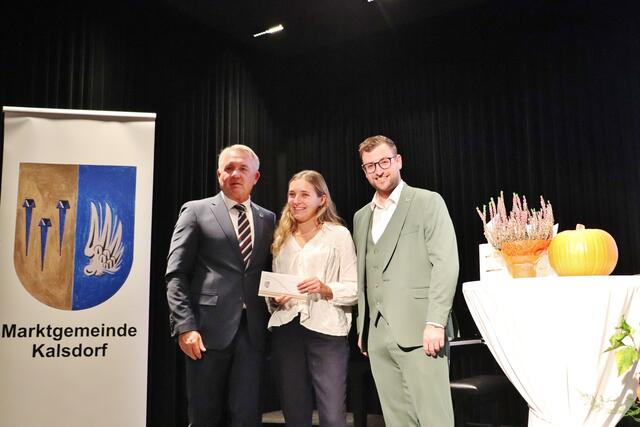 Bgm. Manfred Komericky und GR Stephan Scheifinger mit Julia Fleischhacker | Foto: Edith Ertl