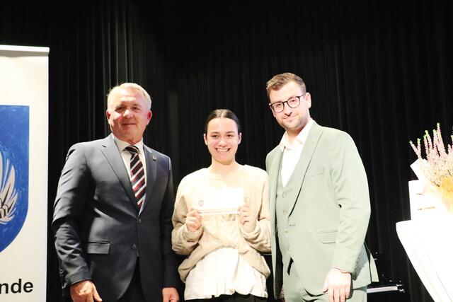 Bgm. Manfred Komericky und GR Stephan Scheifinger mit Katharina Finster | Foto: Edith Ertl