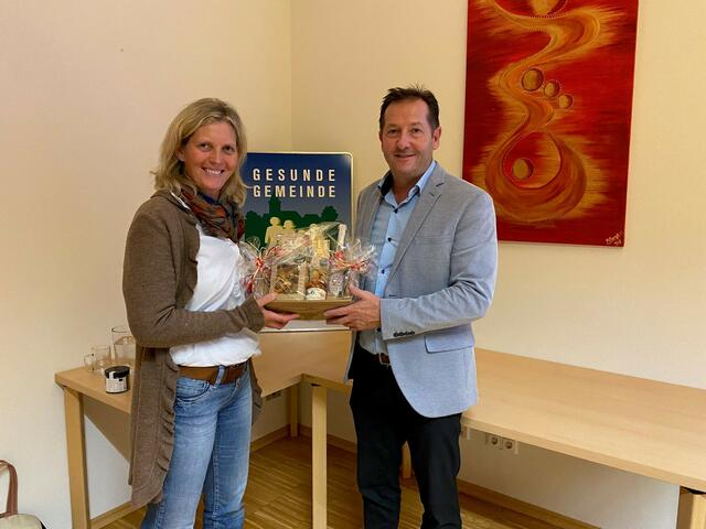 Diätologin Veronika Stockreiter mit Arbeitskreisleiter Bürgermeister Kurt Pawluk. | Foto: Klinser