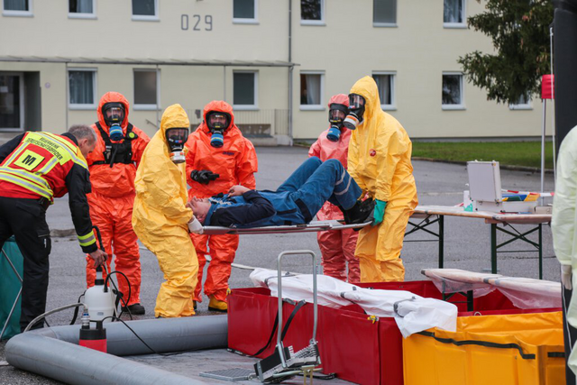 Da im Ernstfall jede Sekunde zählt, übten Vertreter der Salzburger Feuerwehren, des Roten Kreuzes, der Polizei und des Bundesheeres gemeinsam mit den Salzburger Landeskliniken in der Schwarzenbergkaserne einen radiologischen Notfall. | Foto: Österreichisches Bundesheer und Land Salzburg