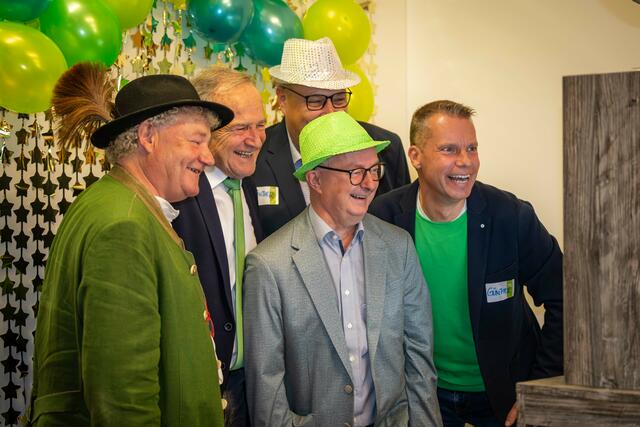 Auch die Bürgermeister, hier vor der Fotobox, hatten ein grünes Kleidungsstück in ihr Outfit integriert. | Foto: Der Fotomacher