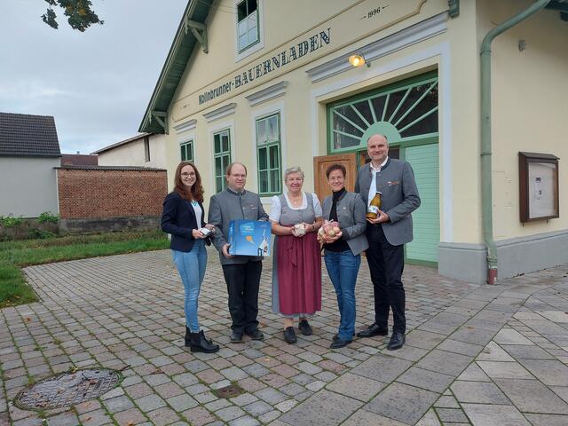 Caroline Fribert (Projektbegleitung LEADER Region Weinviertel Ost), Florian Lehner (Obmann Kollnbrunner Bauernladen), Rosi Neustifter (Kollnbrunner Bauernladen), Verena Gstaltner (Bürgermeisterin Bad Pirawarth) und Bgm. Christian Frank (Obmann der LEADER Region Weinviertel Ost) vor dem Kollnbrunner Bauernladen.

 | Foto: LEADER Region