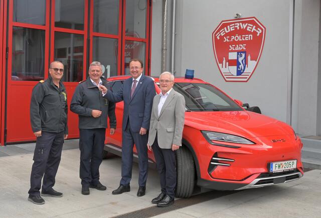 Kommandant-Stellvertreter Max Ovecka, Feuerwehrkommandant Dietmar Fahrafellner, Bürgermeister Matthias Stadler und Franz Pfaller vom Autohaus Pfaller bei der Übergabe des neuen Elektrofahrzeugs an die Stadtfeuerwehr St. Pölten. | Foto: Josef Vorlaufer