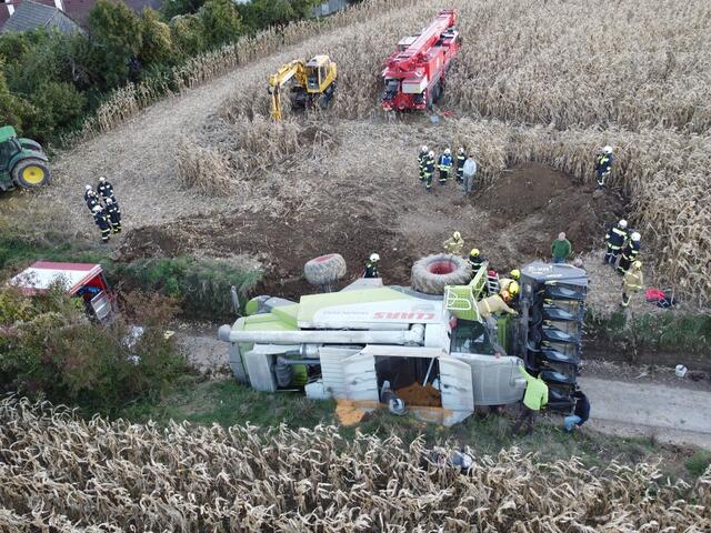 Die Bergungsarbeiten dauerten mehr als fünf Stunden. | Foto: Freiwillige Feuerwehr Ernstbrunn