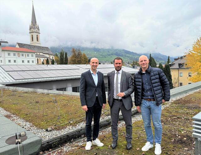 Klaus Oberegger (Direktor TFBS Lienz), LHStv Georg Dornauer und Hannes Pargger (Abt. Hochbau/BBA Lienz) am Dach der TFBS Lienz. | Foto: Land Tirol