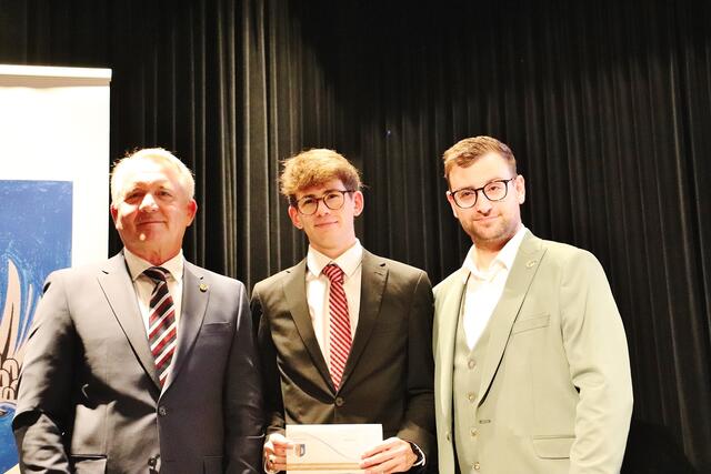 Bgm. Manfred Komericky und GR Stephan Scheifinger mit Lukas Jaklitsch | Foto: Edith Ertl