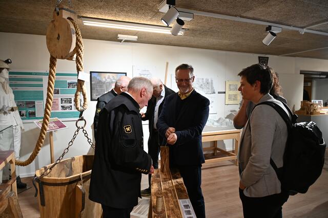 Dr. Sebastian Eder überprüft die Festigkeit des geraden eben selbst hergestellten Seils.  | Foto: Monika Pletzer