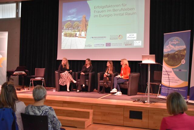 Moderatorin Kathrin Fuchs ging mit den drei erfolgreichen Frauen Nicole Strübbe, Julia Mairhofer und Marisa Steegmüller (v.l.) ins Gespräch.  | Foto: Barbara Fluckinger