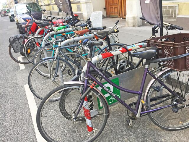 Laut Schätzungen der Radlobby kommen auf eine Million Fahrräder rund 65.000 öffentliche Bügel in Wien. Die meisten Räder müssen also privat abgestellt werden. (Archiv) | Foto: Maria-Theresia Klenner