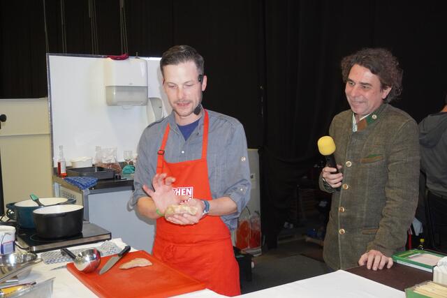 Georg Gossi macht die Küche wieder zur Showbühne. | Foto: Michael Strini