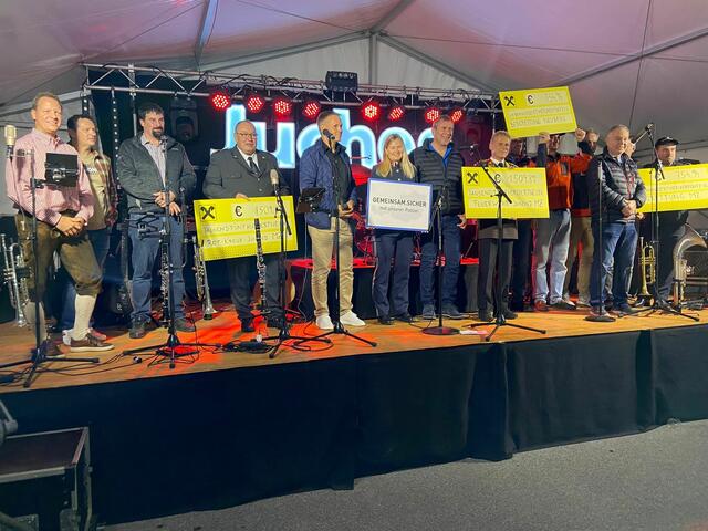 Die symbolische Scheckübergabe des Benefiz-Fußballturniers fand im Rahmen vom Oktoberfest der Freiwilligen Feuerwehr Mürzzuschlag statt.  | Foto: Mattausch