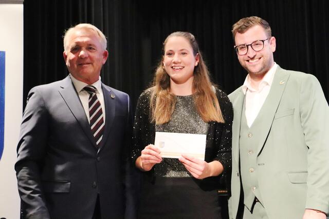 Bgm. Manfred Komericky und GR Stephan Scheifinger mit Sigrid Kreitzirek  | Foto: Edith Ertl