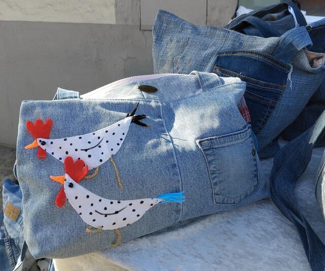 Schick und nachhaltig: 
Jeanstaschen aus alten Hosen im Hühnerdesign | Foto: Veronika Frank