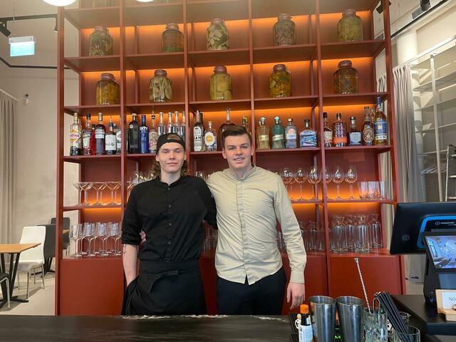 Maron Ackerbauer (rechts) eröffnete mit Küchenchef Konstantin Duma-Vrablicz (links) am 1. September das Restaurant Nobilis. | Foto: Pia Rotter/MeinBezirk
