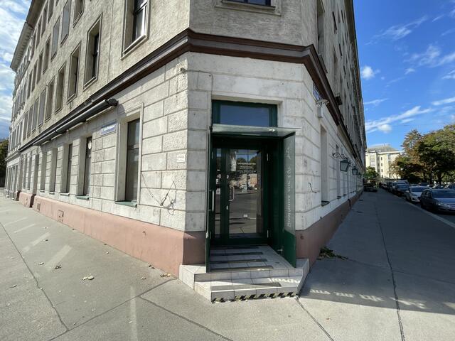 Einst war es der Eingang zum Gasthaus "Zur Elfe". Wenn man heute durch die Tür im Eck schreitet, kommt man ins AlsCafé. Das wird vorerst auch so bleiben. 
 | Foto: Michael Payer/ MeinBezirk 