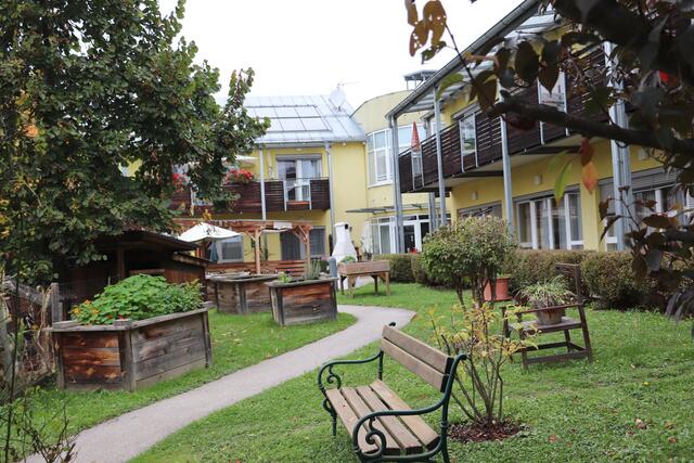 Im Caritas Pflegewohnhaus Hitzendorf werden 48 Senioren von Pflegedienstleiterin Gordana Zadravec und ihrem Team liebevoll betreut.  | Foto: Edith Ertl