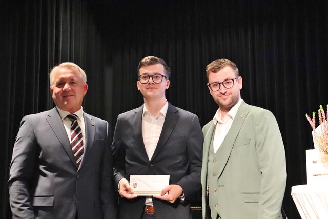 Bgm. Manfred Komericky und GR Stephan Scheifinger mit Nikolaus Steinhauer | Foto: Edith Ertl