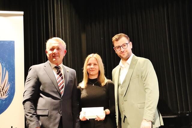 Bgm. Manfred Komericky und GR Stephan Scheifinger mit Lena Steirer | Foto: Edith Ertl