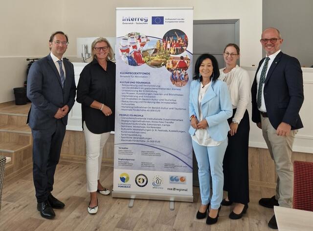 Mitglieder des regionalen Lenkungsausschusses mit den beiden Beraterinnen der NÖ.Regional: Nationalrat Andreas Minnich, Jitka Kössler, Bundesrätin Bürgermeisterin Margit Göll, Sonja Kreutzer, Francois-Edouard Pailleron (v. l.). | Foto: NÖ.Regional GmbH