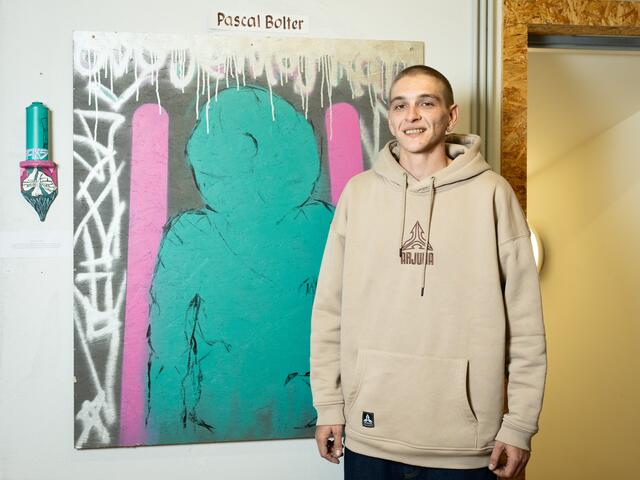 Der junge Sprayer Pascal Bolter zeigt seine Graffiti-Kunst. | Foto: Richard Mayer