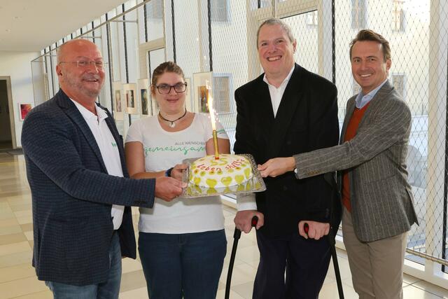 Im Bild (von links): Lebenshilfe-Geschäftsführer Gerhard Scheinast, Lebenshilfe-Gesamtsprecherin
Karin Riegler, Lebenshilfe-Gesamtsprecher Roland Öhlinger und Lebenshilfe-Präsident Stefan Hutter mit der Torte anlässlich 55 Jahre Lebenshilfe OÖ.  | Foto: Cityfoto/Maringer