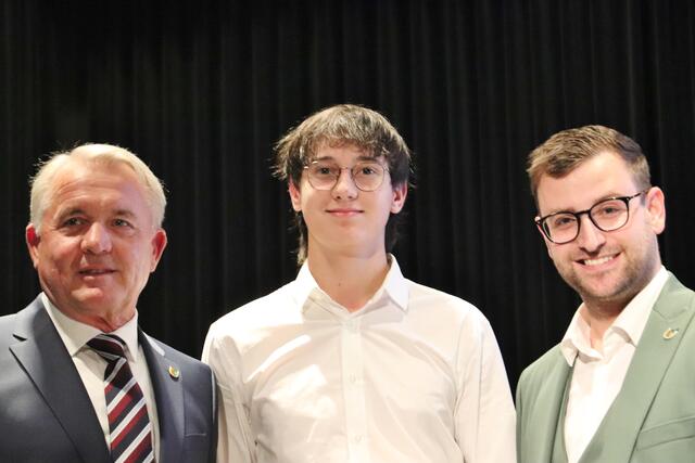 Bgm. Manfred Komericky und GR Stephan Scheifinger mit Armin Klinger | Foto: Edith Ertl