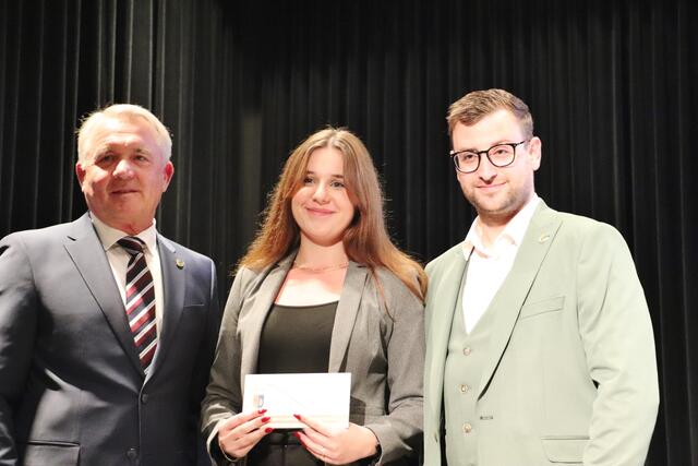 Bgm. Manfred Komericky und GR Stephan Scheifinger mit Leonie Sudi | Foto: Edith Ertl
