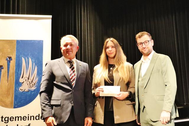 Bgm. Manfred Komericky und GR Stephan Scheifinger mit Nina Ehrenhöfler | Foto: Edith Ertl