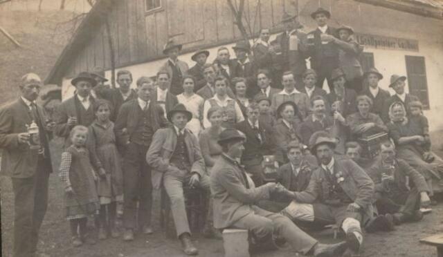 Ein Foto vom Gasthaus Gsöllpointner in Weisswasser, einem beliebten Treffpunkt für die damalige Bevölkerung.  | Foto: Weissensteiner