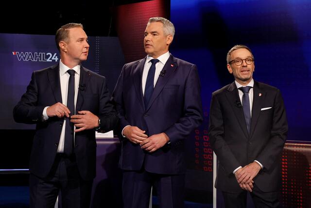Am Mittwoch ist mit dem Treffen zwischen Karl Nehammer (ÖVP) und Andreas Babler (SPÖ) das zweite von Bundespräsident Alexander Van der Bellen angeordnete Gespräch zur Bildung einer etwaigen Regierung zu Ende gegangen. Während sich der ÖVP-Chef nach seinem Treffen mit FPÖ-Obmann Herbert Kickl umgehend mit einer Stellungnahme an die Öffentlichkeit gewandt hatte, hielten sich Nehammer und Babler am Mittwoch bedeckt.
 | Foto: Lisa Leutner / REUTERS / picturedesk.com 