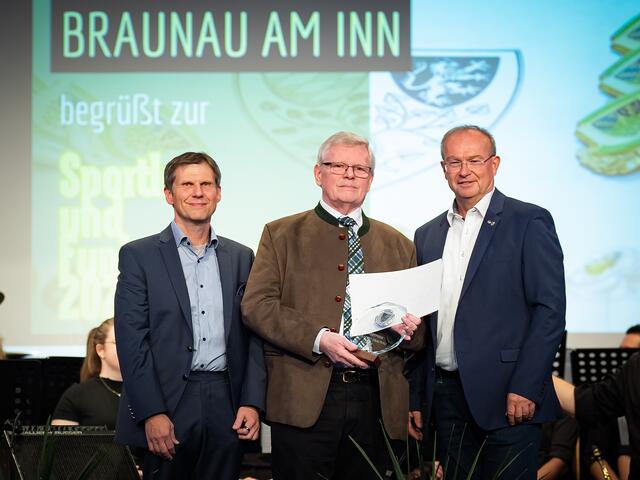 Sportreferent Stadtrat Gerhard Haberfellner, Sportpreisträger Erwin Hörtl und Bürgermeister Johannes Waidbacher. | Foto: HCH-Fotopress