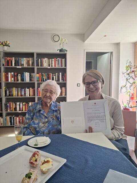 Ihren 101. Geburtstag feierte Margaretha Thomasberger (geb. 29. September 1923). Sie bekam eine Ehrenurkunde von Bezirkschefin Michaela Schüchner (SPÖ) überreicht. | Foto: BV Penzing