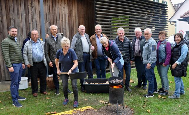 Grete Scheucher und Manuela Groß sorgten für köstlich gebratene Kastanien. Im Bild mit Vorsitzenden Gerhard Fink, Stv. Gerhard Koch,  Bgm.Bernd Hermann, GR Robert Sackl  und dem Vorstandsteam  | Foto: Josef Strohmeier