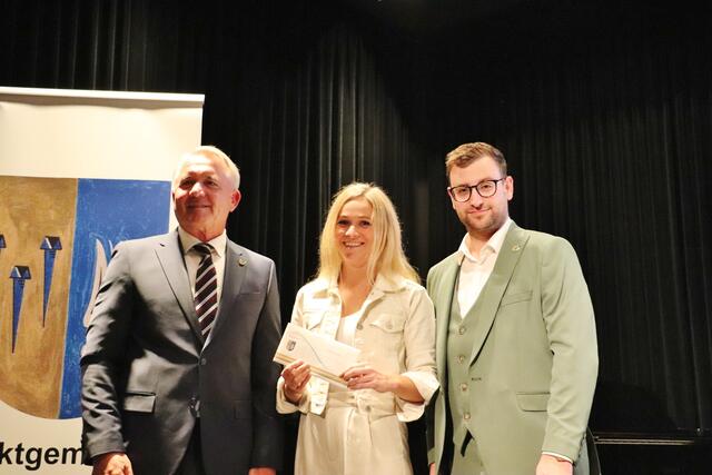 Bgm. Manfred Komericky und GR Stephan Scheifinger mit Elisabeth Brandstätter | Foto: Edith Ertl