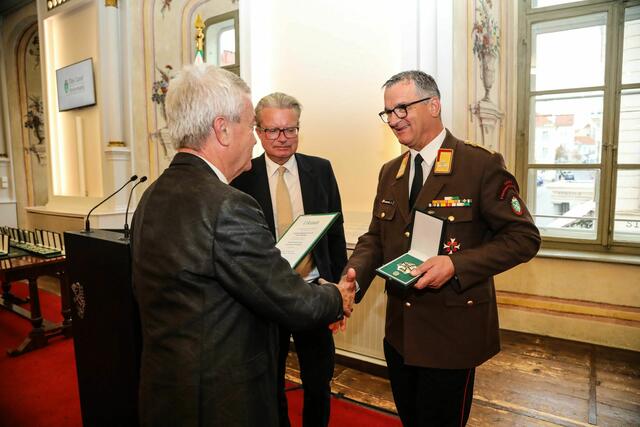 Anton Lang und LH Christopher Drexler überreichten das Große Ehrenzeichen. | Foto: Thomas Zeiler