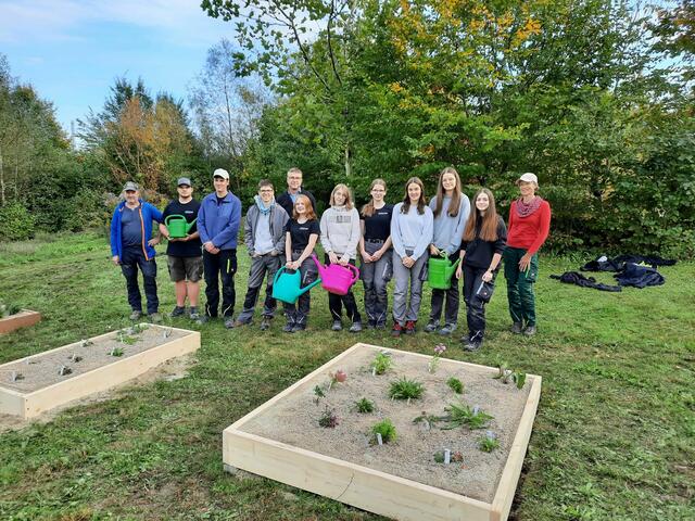 In Kooperation mit Landschaftsplanerin Michaela Köpl legten die Schüler der Gartenbauschule Ritzlhof klimafitte Gräber an. | Foto: Ritzlhof